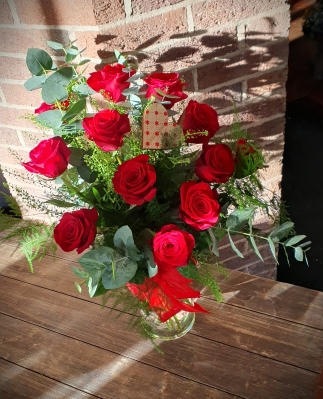 Deluxe Dozen roses in a vase